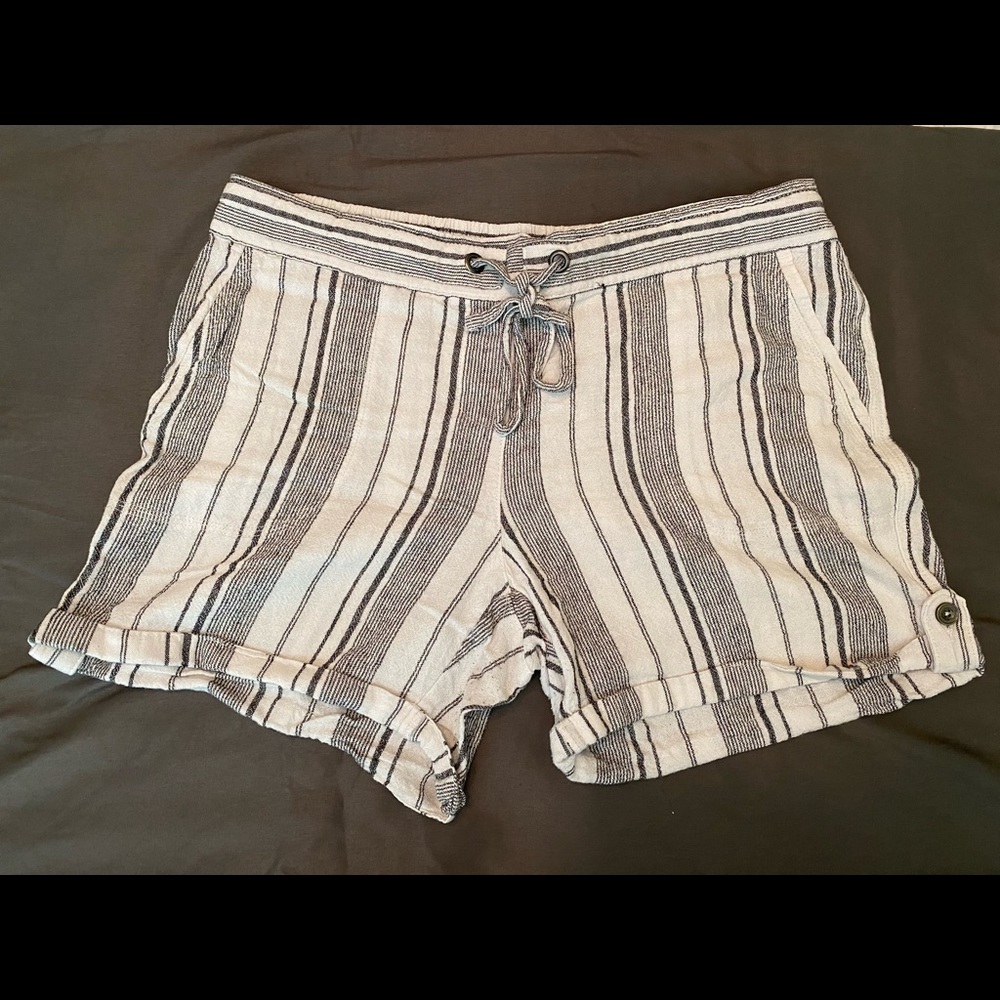 Per Sr Linen Gray, White Striped Shorts.